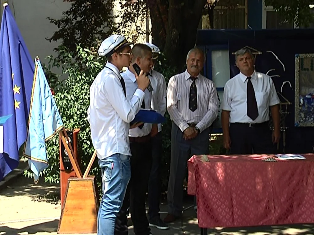 Tinerii absolvenţi au împărţit diplome profesorilor. Foto: Adevărul