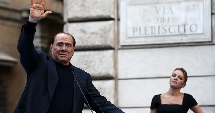 Vizibil emoţionat, Berlusconi le-a mulţumit simpatizanţilor săi FOTO Reuters