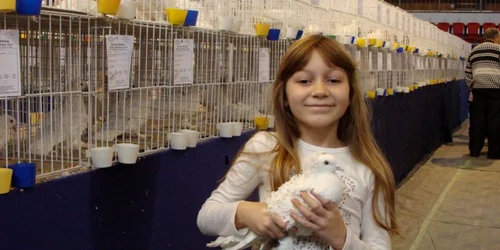 Denisa Fildan are opt ani și are deja grijă de porumbei 