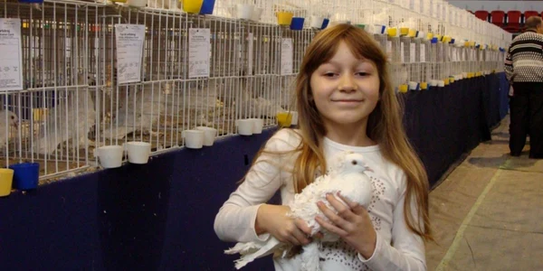 Denisa Fildan are opt ani și are deja grijă de porumbei 