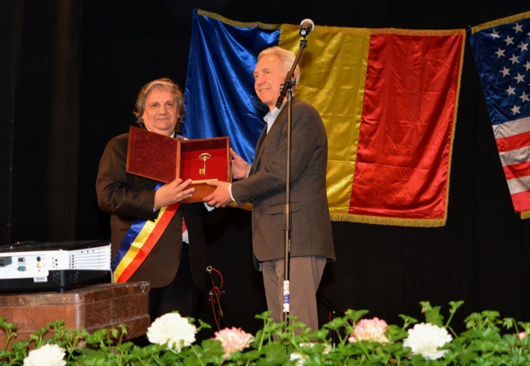 Primarul Francisc Boldea şi ambasadorul SUA în România, Hans Klemm, pe scena Teatrului Municipal din Lugoj, evacuat cu o oră şi jumătate înainte de sosierea diplomatului american FOTO Cetăţeanul