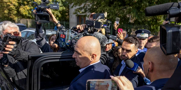 Plecarea premierului Ilie Bolojan de la DNA Iași unde a fost audiat ca martor. FOTO Inquam Photos / Casian Mitu