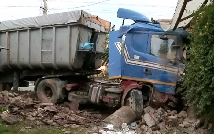 TIR-ul a intrat în curtea oamenilor şi a pus la pământ bucătăria de vară Foto: stirileprotv.ro