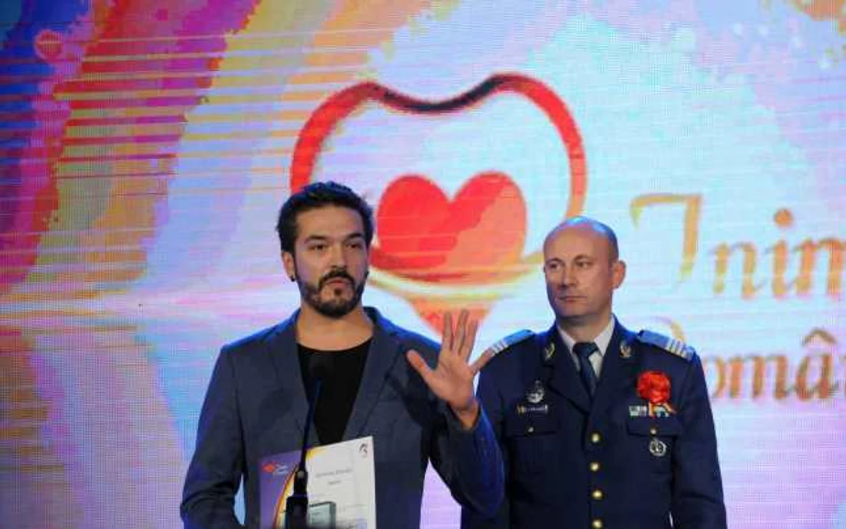 Adi Despot, premiat
simbolic cu trofeul solidarităţii în spectacolul „Inimi de
români“ FOTO TVR