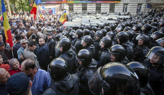 Poliţia moldovenească, în timpul protestelor anti-guvernamentale de la Chişinău din aprilie 2016 (Foto: AP)