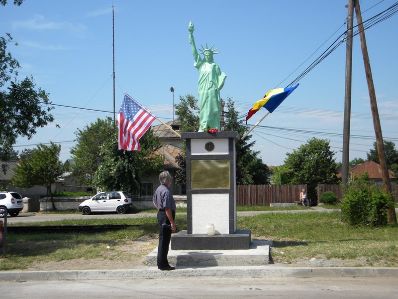 Povestea Statuii Libertăţii de la Boldeşti-Scăeni, singura copie din estul Europei a celei americane