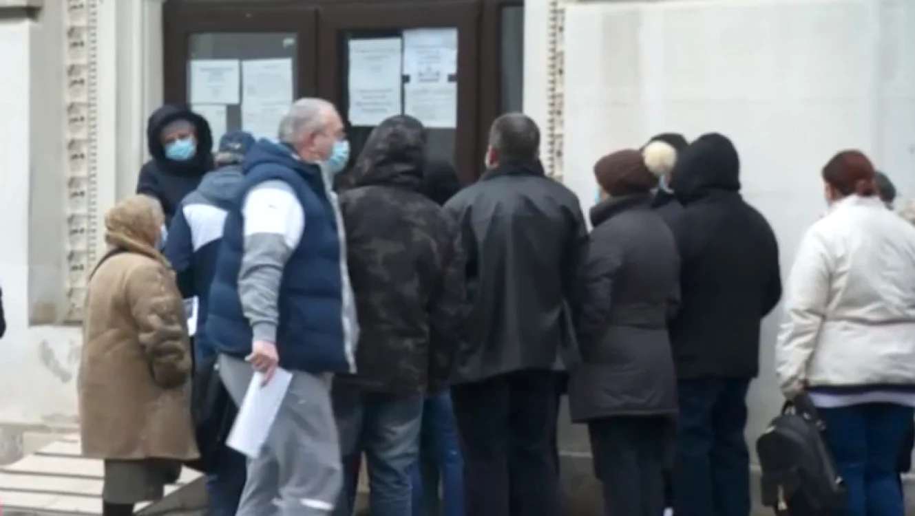 Oameni la coadă în faţa sediului ANAF din sectorul 6 al Capitalei Foto
