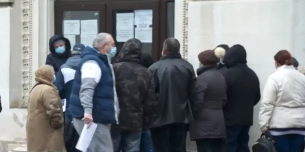 Oameni la coadă în faţa sediului ANAF din sectorul 6 al Capitalei Foto