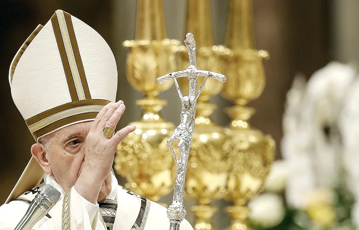 
    În seara de sâmbătă, 11 aprilie 2020, Sâmbăta Sfântă după calendarul roman sau latin – Papa Francisc prezidează Vigilia pascală la ora Romei 21.00 (ora României 22.00), în bazilica San Pietro. Ceremonia are loc fără participarea credincioșilorfoto: EPA-EFE  