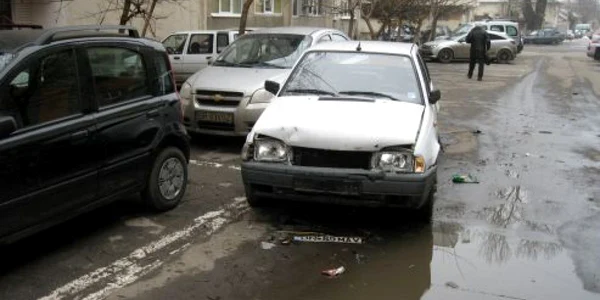 Dacia Nova din imagine a ieşit cel mai şifonată din accident