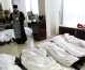 20 febr - proteste ucraina kiev - Un preot stă în holul unui hotel printre cadavrele protestatarilor antiguvernamentali ucişi  in timpul ciocnirilor cu politistii FOTO Reuters 