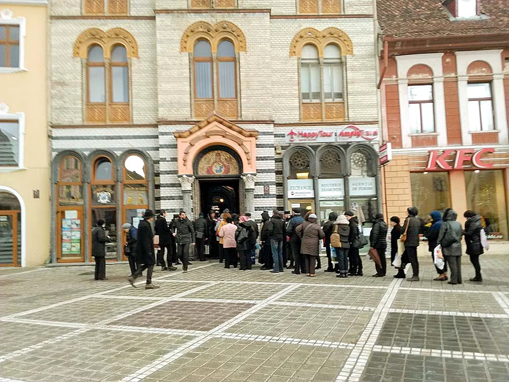 
    S-a format coadă la Catedrala Mitropolitană din Sibiu   