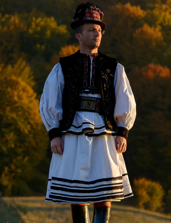 
    Viorel Pop se simte liber în costumul cu fustă  