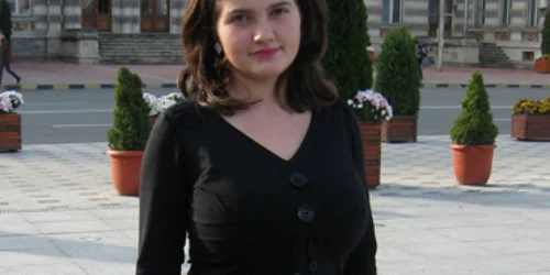 Bacău: Andreea Boghiu Mezzo-soprana din corul bisericii (PORTRET)