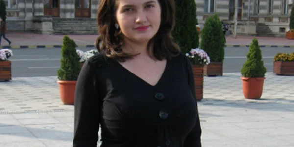 Bacău: Andreea Boghiu Mezzo-soprana din corul bisericii (PORTRET)