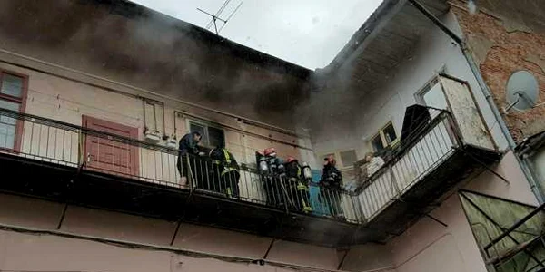 Incendiul a izbucnit într-o locuinţă de pe strada Republicii