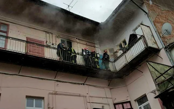 Incendiul a izbucnit într-o locuinţă de pe strada Republicii. FOTOISU Braşov