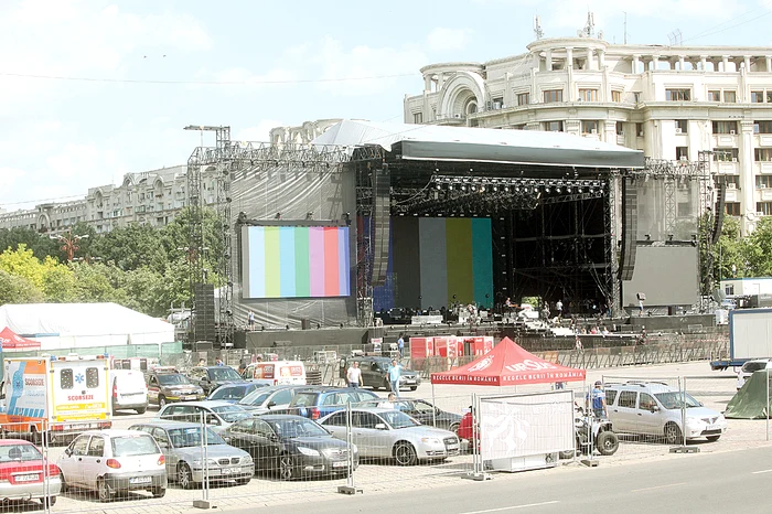 Cei din staff-ul megastarului puneau ieri la punct ultimele detalii tehnice