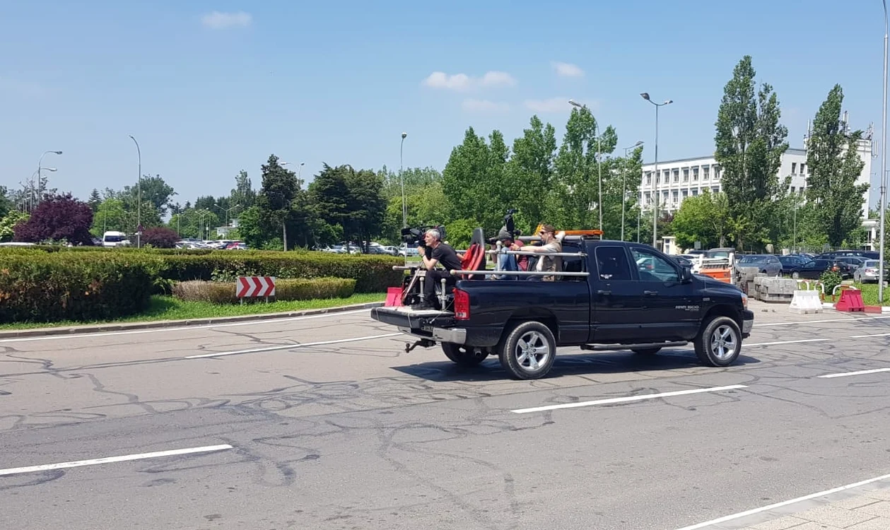 Echipa de filmare e formată din trei specialişti