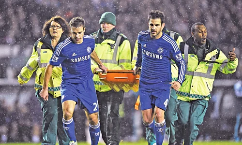 Cei doi jucători  de la Chelsea au  devenit brancardieri jpeg