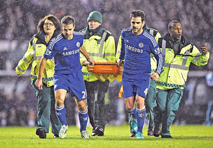 Cei doi jucători de la Chelsea au devenit brancardieri