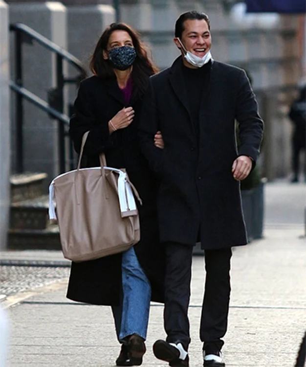 Katie Holmes, 42 de ani, şi iubitul ei, Emilio Vitolo Jr, de 32 de ani, au făcut Revelionul acasă, în New York