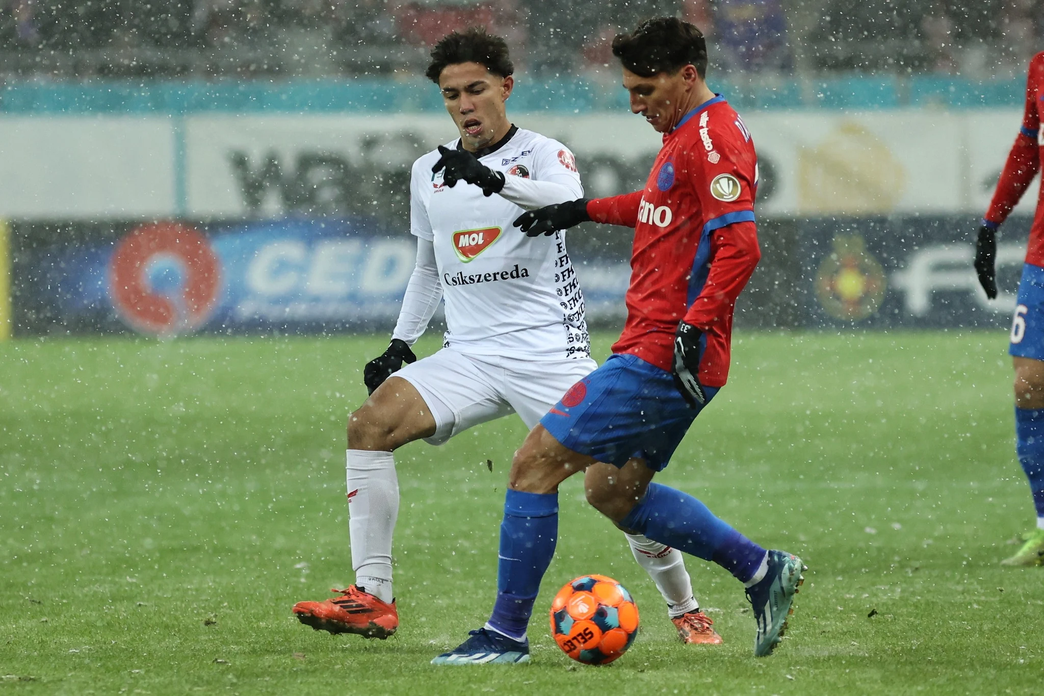 FCSB s-a chinuit cu Csikszereda pe zăpadă. Campioana a obținut prima victorie din 2026