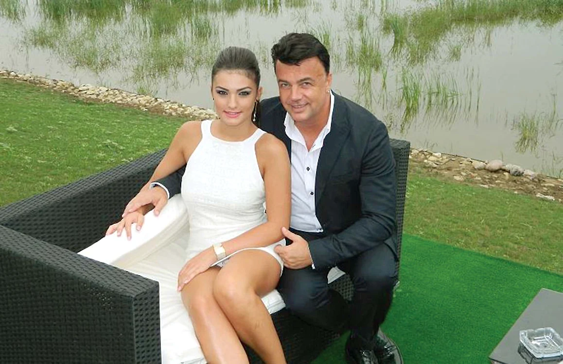 
    Adrian Enache susţine că Diana se teme să dea ochii cu colegii ei, după ce a fost tăiată pe mâini şi pe sâni de libanezul Ali Kanaan  