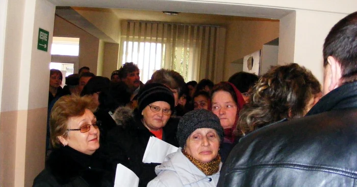 Coadă la ghişeele CJAS Mehedinţi FOTO Corina Macavei
