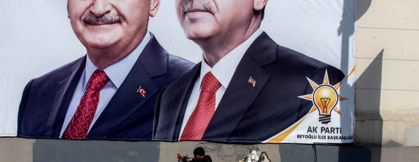 Afiş de campanie - candidatul AKP la Primăria Istanbulului, fostul prmier Binali Yildirim (stânga), apare alături de preşedintele Recep Tayyip Erdogan FOTO EPA-EFE/ Sedat Suna
