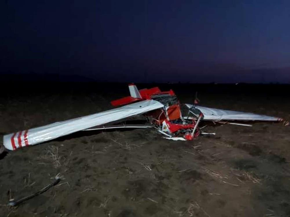 
    Cei doi ocupanți ai avionului au fost scoși fără viață dintre fiarele contorsionateFoto: ISU Arad  