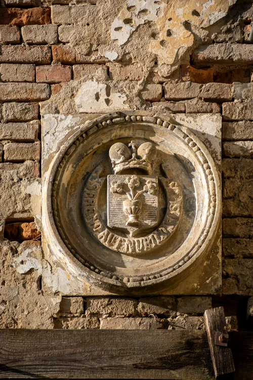 Decorat cu pilaștri și capiteluri corintice.
