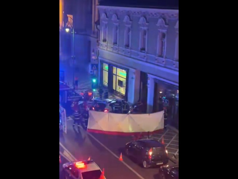 Scene cumplite în centrul Brașovului. O mașină a intrat pe trotuar și a lovit mai mulți pietoni: doi au murit