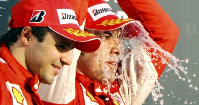 Massa (stanga) asistă la baia de şampanie a lui Alonso