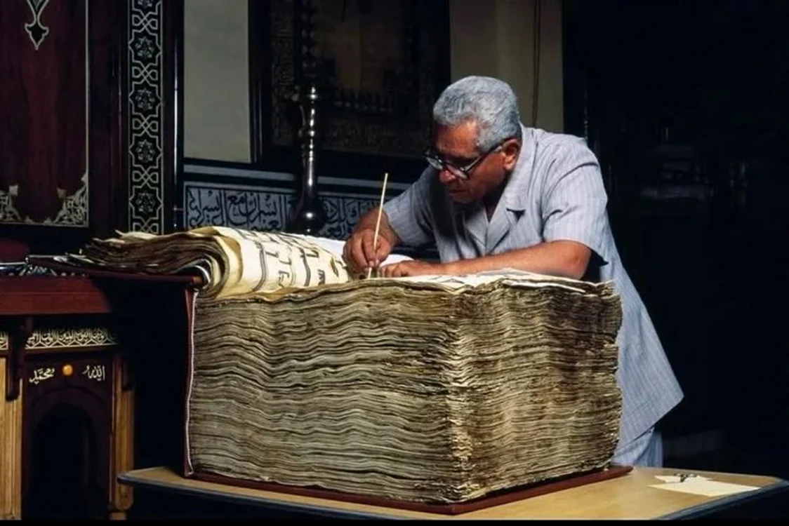 Coranul lui Uthman, păstrat la Moscheea Al-Hussein din Cairo are 1087 de file din piele de animal