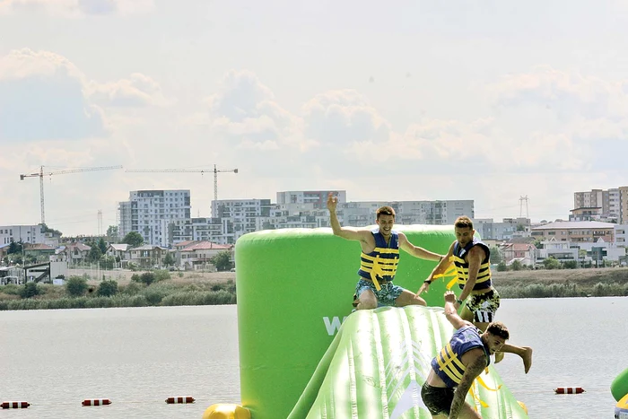 Iulian Pîtea, Costin şi Ion Surdu s-au jucat de-a “Exatlon”  în parcul de distracţii