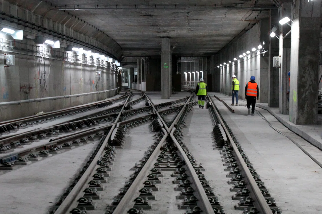 Muncitorii lucrează acum la automatizarea căii de rulare a metroului din Drumul Taberei