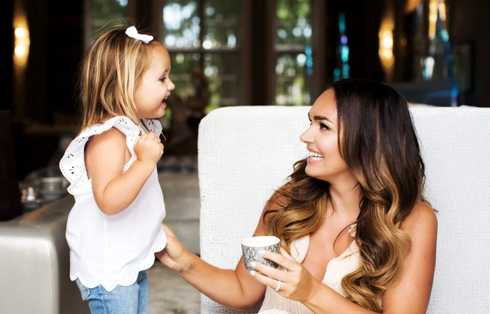 Tamara Ecclestone şi fiica sa Sophia FOTO Joseph Sinclair/happiful.com