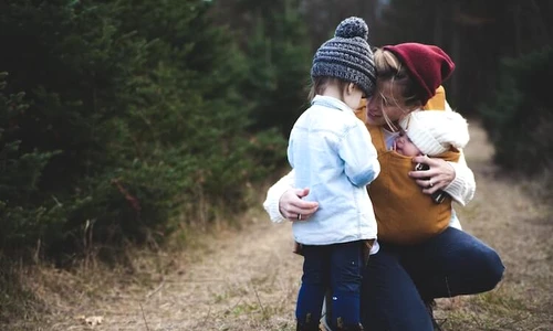 1 femeie cu copii 1 jpg jpeg