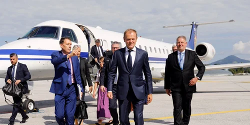 Donald Tusk coboara dintr un taxi aerian FOTO consilium.europa.eu