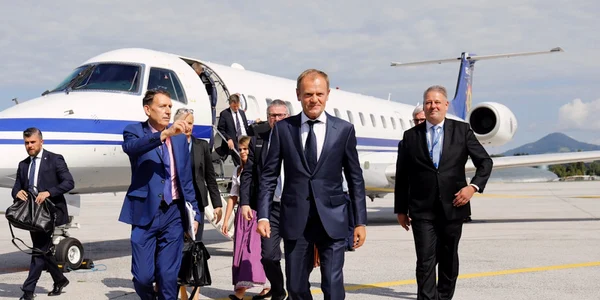 Donald Tusk coboara dintr un taxi aerian FOTO consilium.europa.eu