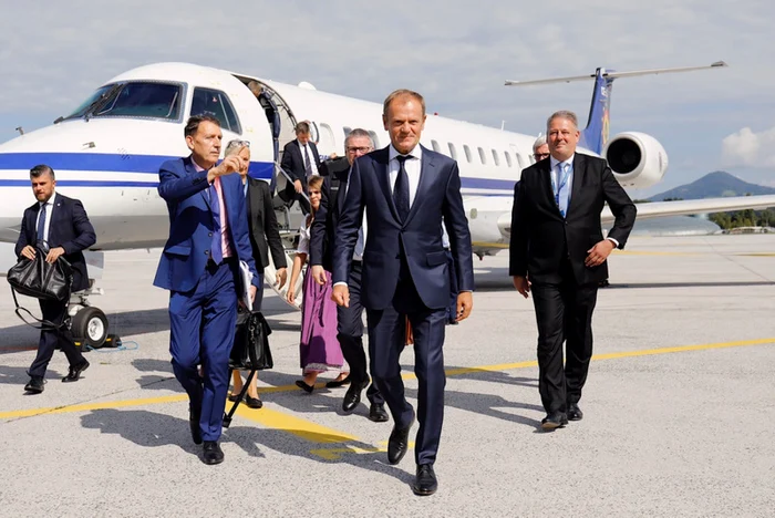 Donald Tusk coboara dintr-un taxi aerian al forţelor armate belgiene în Austria FOTO consilium.europa.eu
