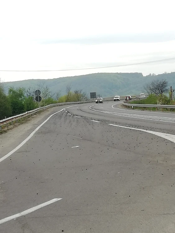 DN1 acoperit cu pietriş pe 700 de metri în zona Avrig din cauza unei încărcături neasigurate Foto Adevărul 