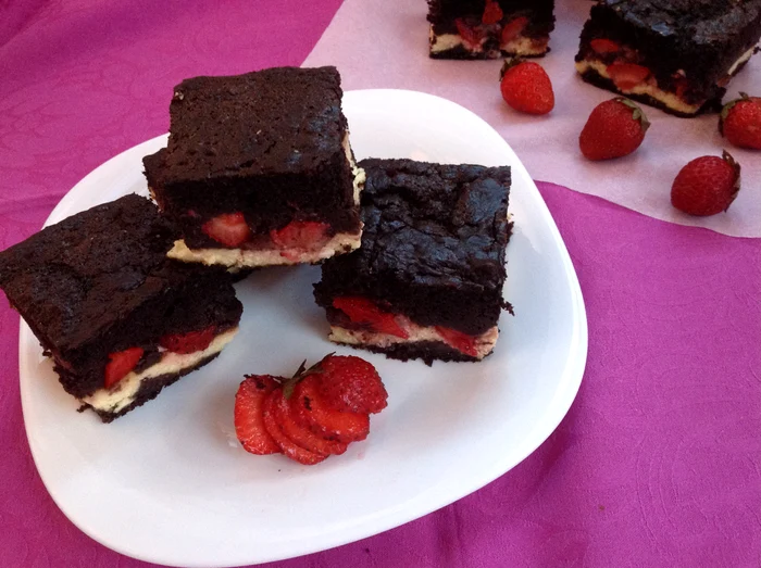 
    Negresă cu căpşuni şi brânză  