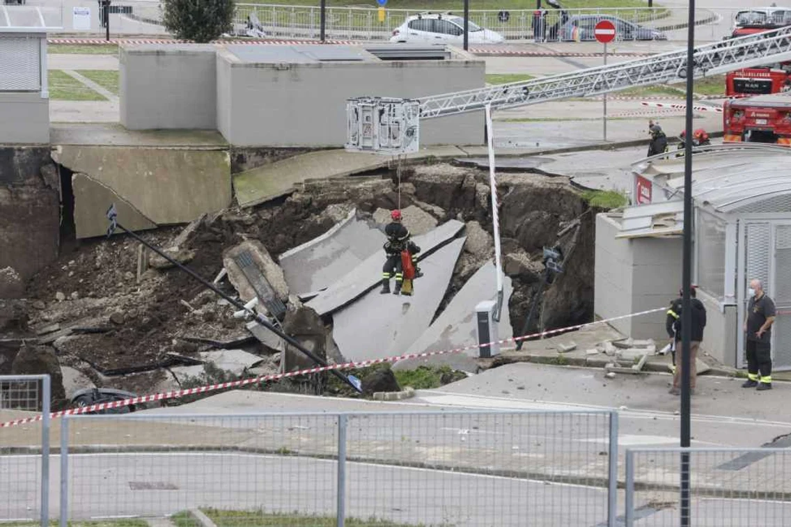 Groapă - pământ surpat - centru recuperare Covid - Ponticelli - Italia / 8 ian 2021 / FOTO Profimedia