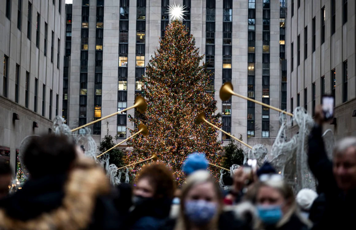 
    Luminițele din bradul de Crăckiun din New York au fost aprinse într-o ceremonie cu publicfoto: EPA-EFE  