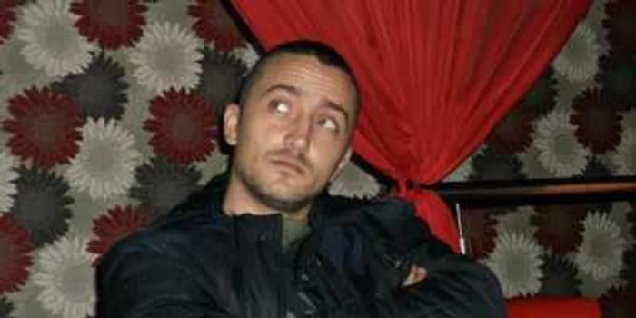 Tânărul a fost găsit incendiat într-un autoturism alături de o fată