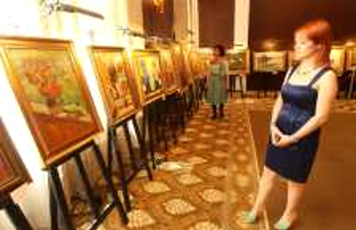 Toți vizitatorii galeriei se pot înscrie la licitația de artă de săptămâna viitoare