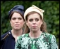 Prințesa Eugenie și Prințesa Beatrice la nunta lui Peter Phillips cu Harriet Sperling. FOTO: Profimedia