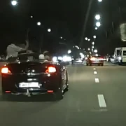 un tanar sta in picioare in decapotabila foto actual mehedinti facebook png